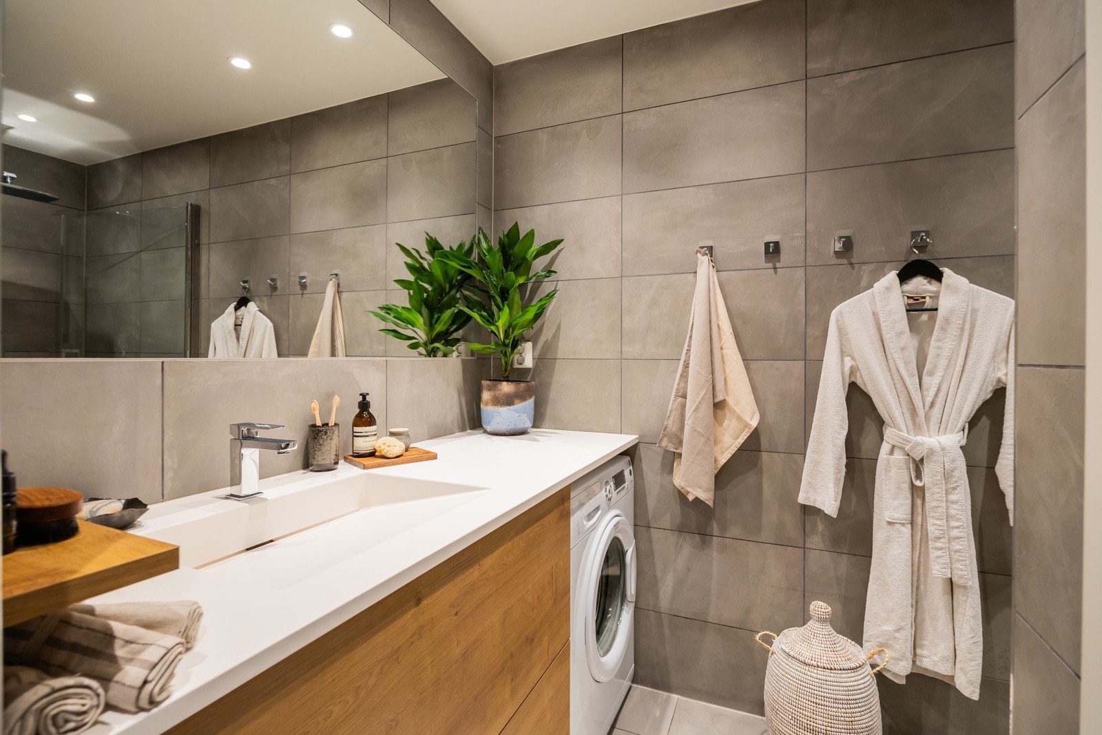 Lekkert og stort bad utvidet og oppusset i 2018. Badet er utstyrt med italienske fliser fra Ergon Architect Resin på både gulv og vegger, og taket har malte flater med innfelte downlights. Galleribilde