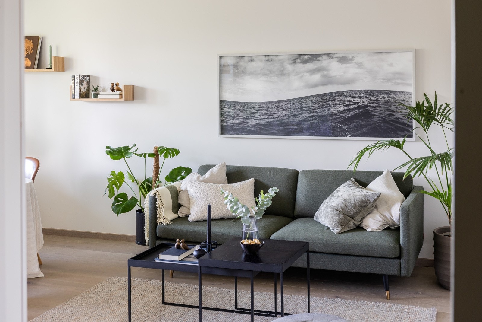 Gjennomgående enstavsparkett fra Kährs og slette malte vegger i trendy fargetoner. Galleribilde