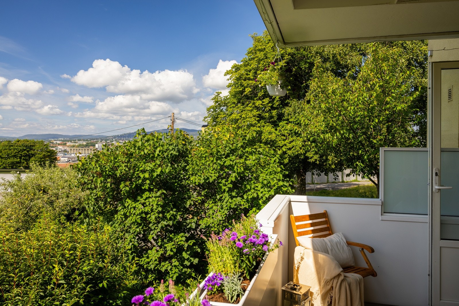 Høy første etg. oppleves som andre, i blokken kjent for å ha områdets beste beliggenhet! Galleribilde