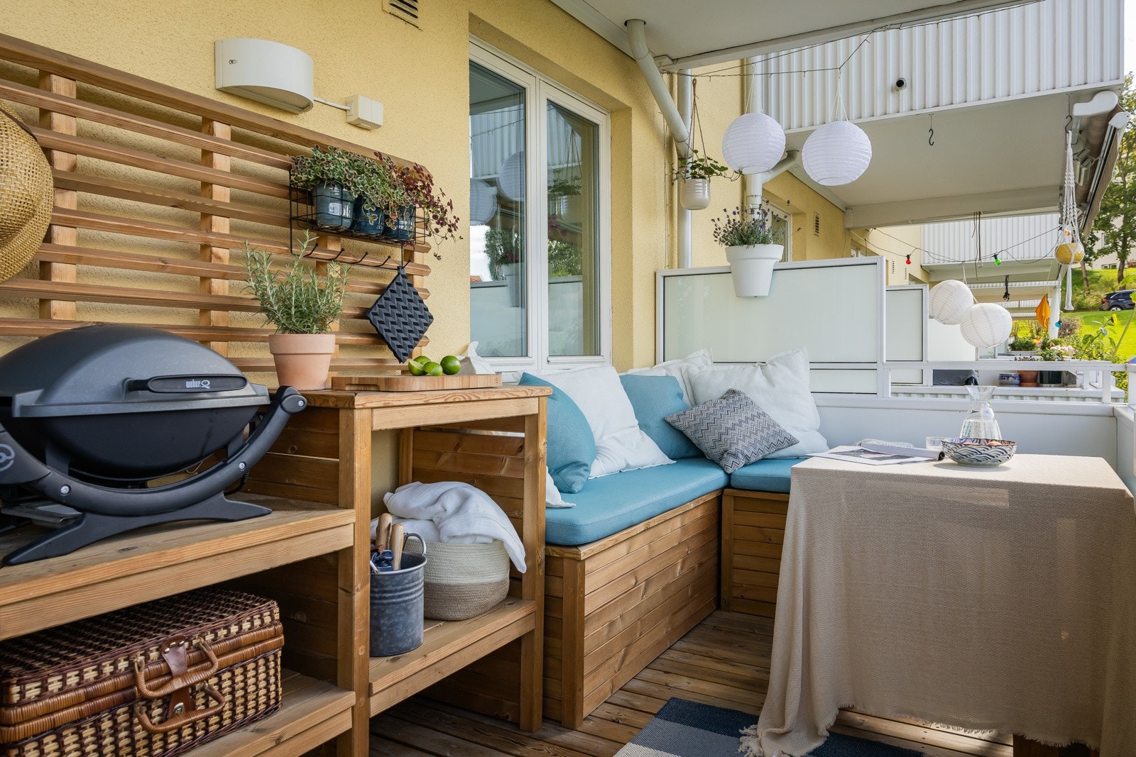 Benkene har spesialsydde puter, og det er et sammenkoblet bord i to høyder, designet for både arbeid og rekreasjon med plass til en liten elektrisk grill. Galleribilde