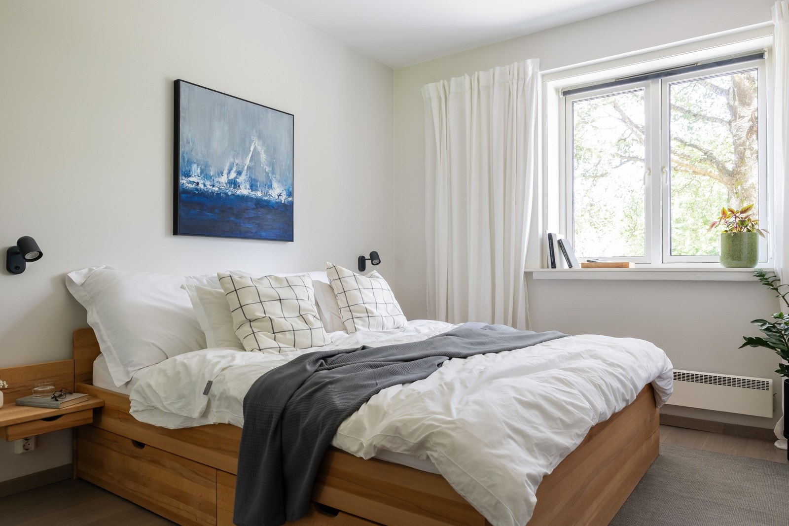 Begge soverom har nordvendte soveromsvindu som vender mot rolig og frodig fellesarealer, og er svale selv på de varmeste sommerdagene. Galleribilde