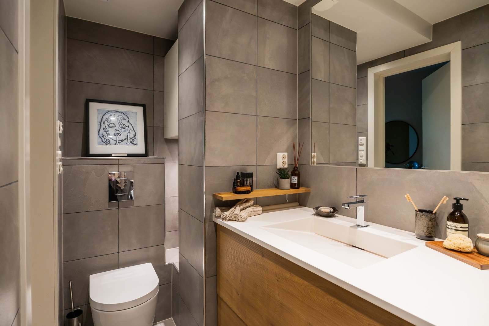 Baderomsinnredningen er unikt tilpasset med kjøkkenmoduler fra Schmidt som har større dybde enn standard badinnredning, noe som optimaliserer lagringsplassen i skuffene under vasken. Det er elektrisk gulvvarme i bad fra 2018. Galleribilde