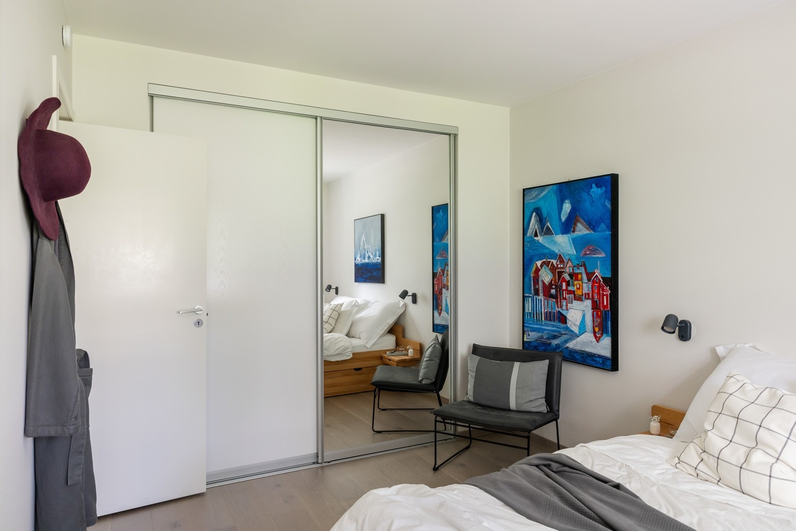 Skyvedørsgarderobe langs veggen gir rom for oppbevaring. Galleribilde