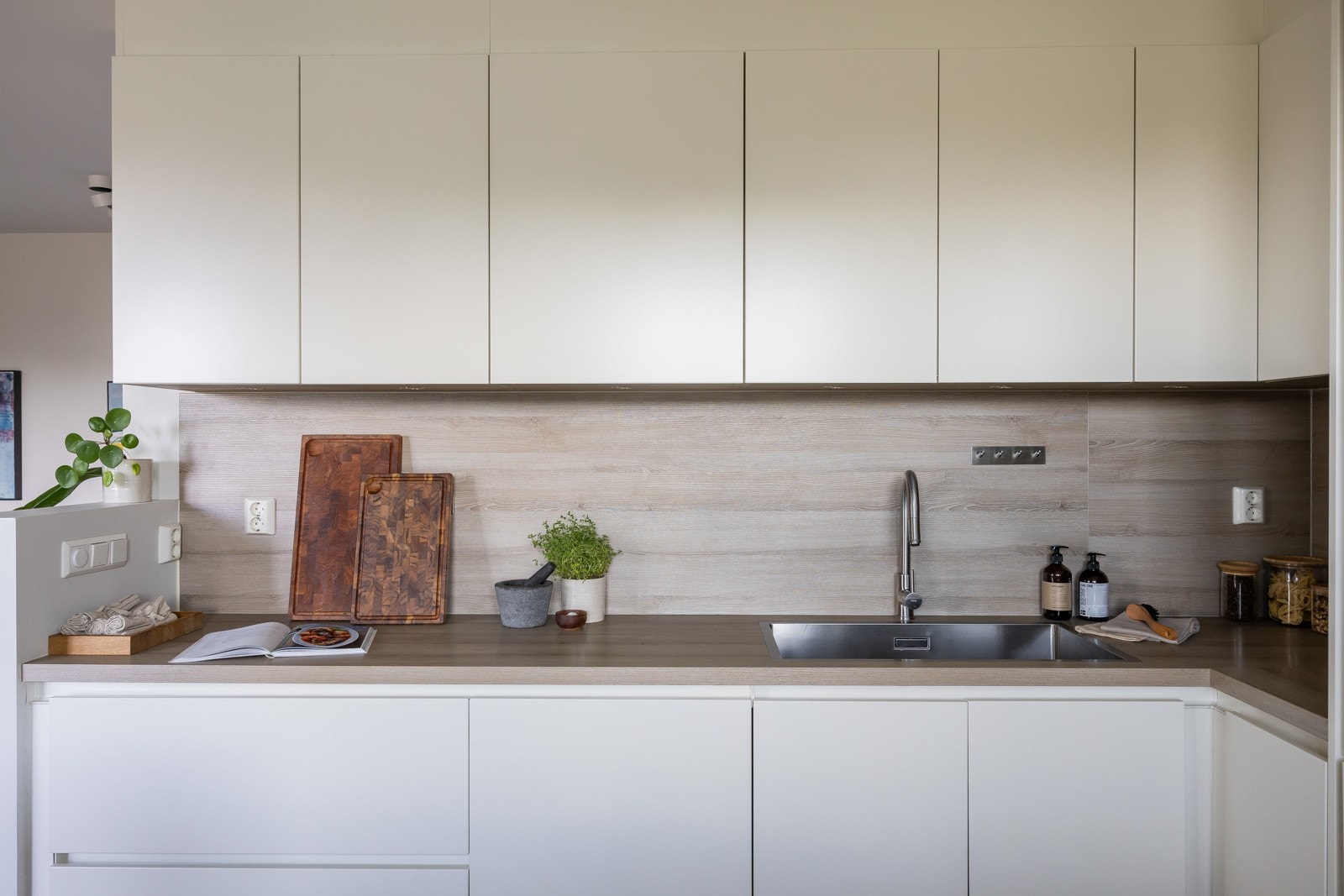 Integrerte hvitevarer fra AEG inkluderer oppvaskmaskin, stekeovn/koketopp, og kjøl/frys. Galleribilde