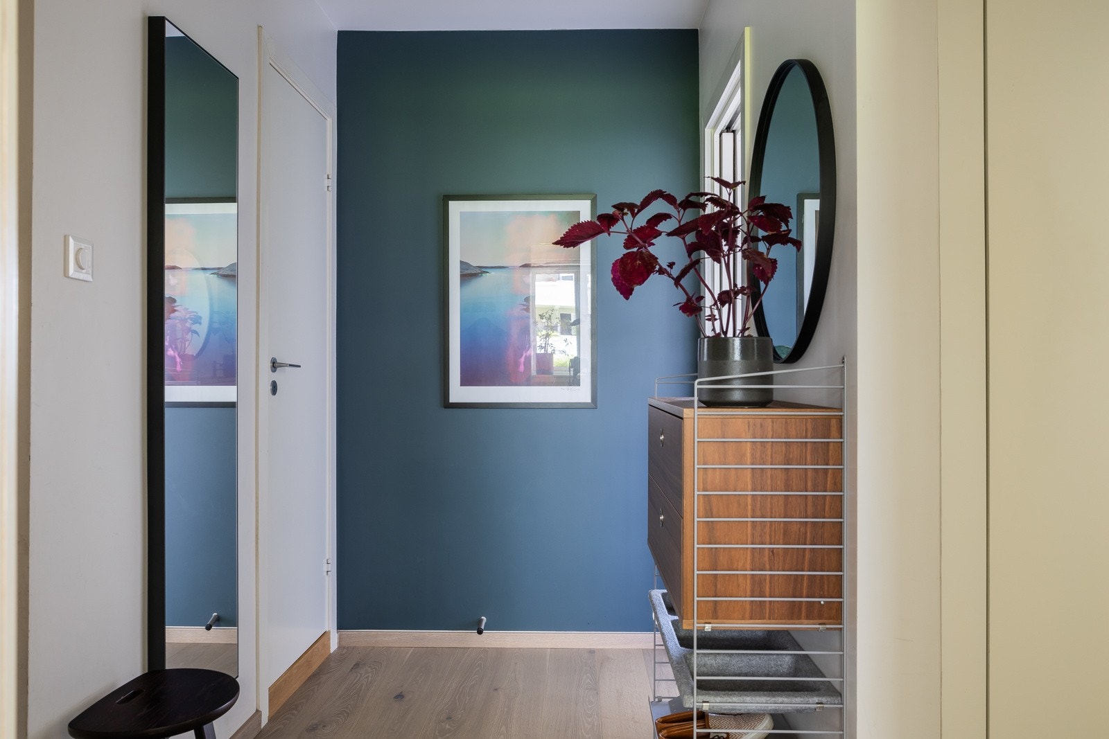 Trivelig entré med snekkerbygd garderobeskap. Galleribilde