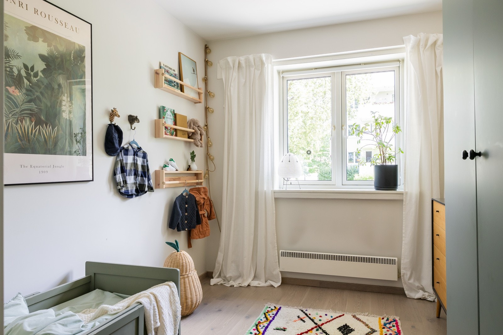 Soverom to egner seg godt som barnerom, gjesterom eller hjemmekontor. Garderobeskap langs vegg. Galleribilde