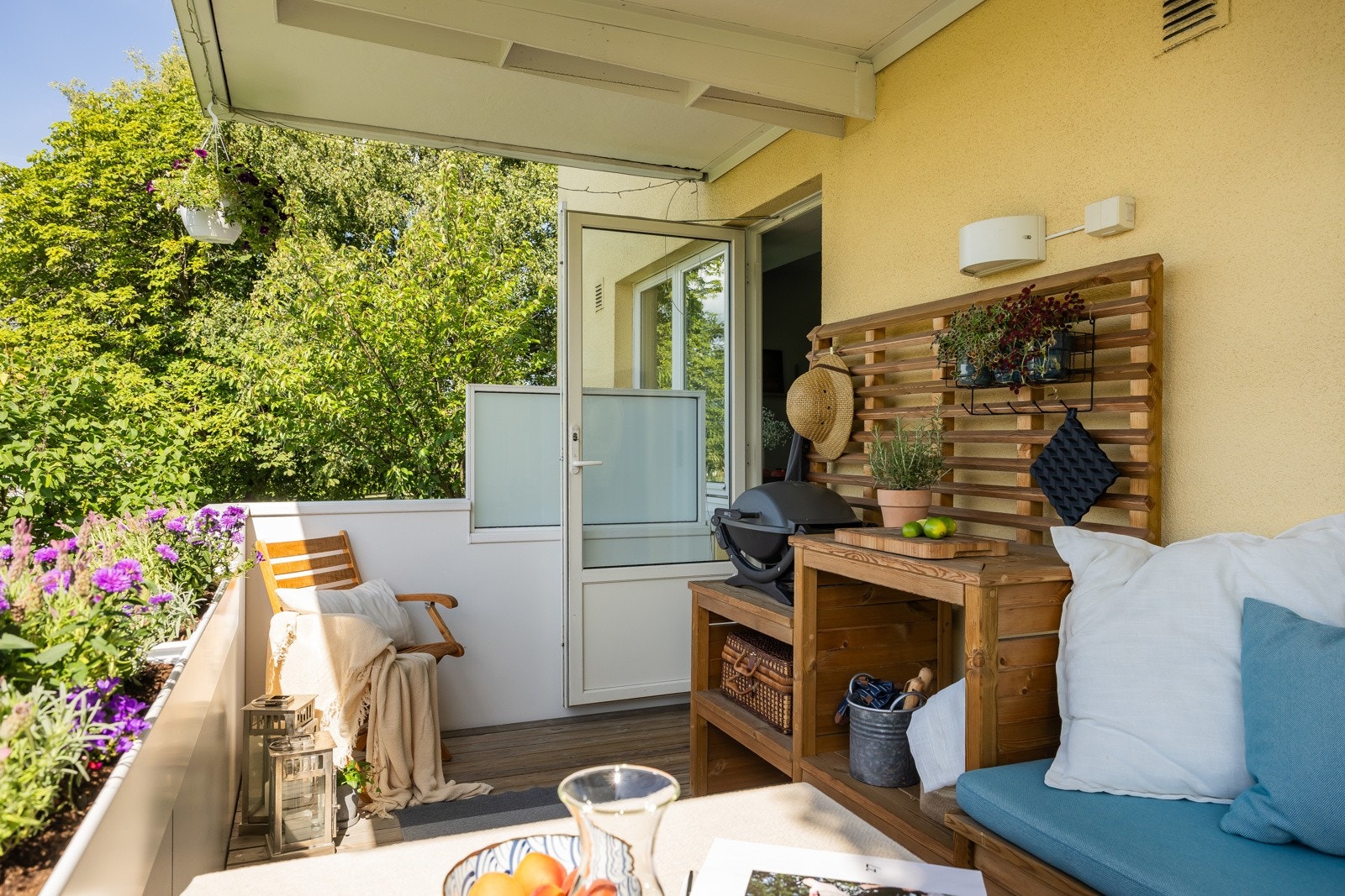 Balkongen er utstyrt med snekkerbygde møbler som inkluderer to benker med dobbelfunksjon som putekasser for oppbevaring av potter og annet planteutstyr. Galleribilde