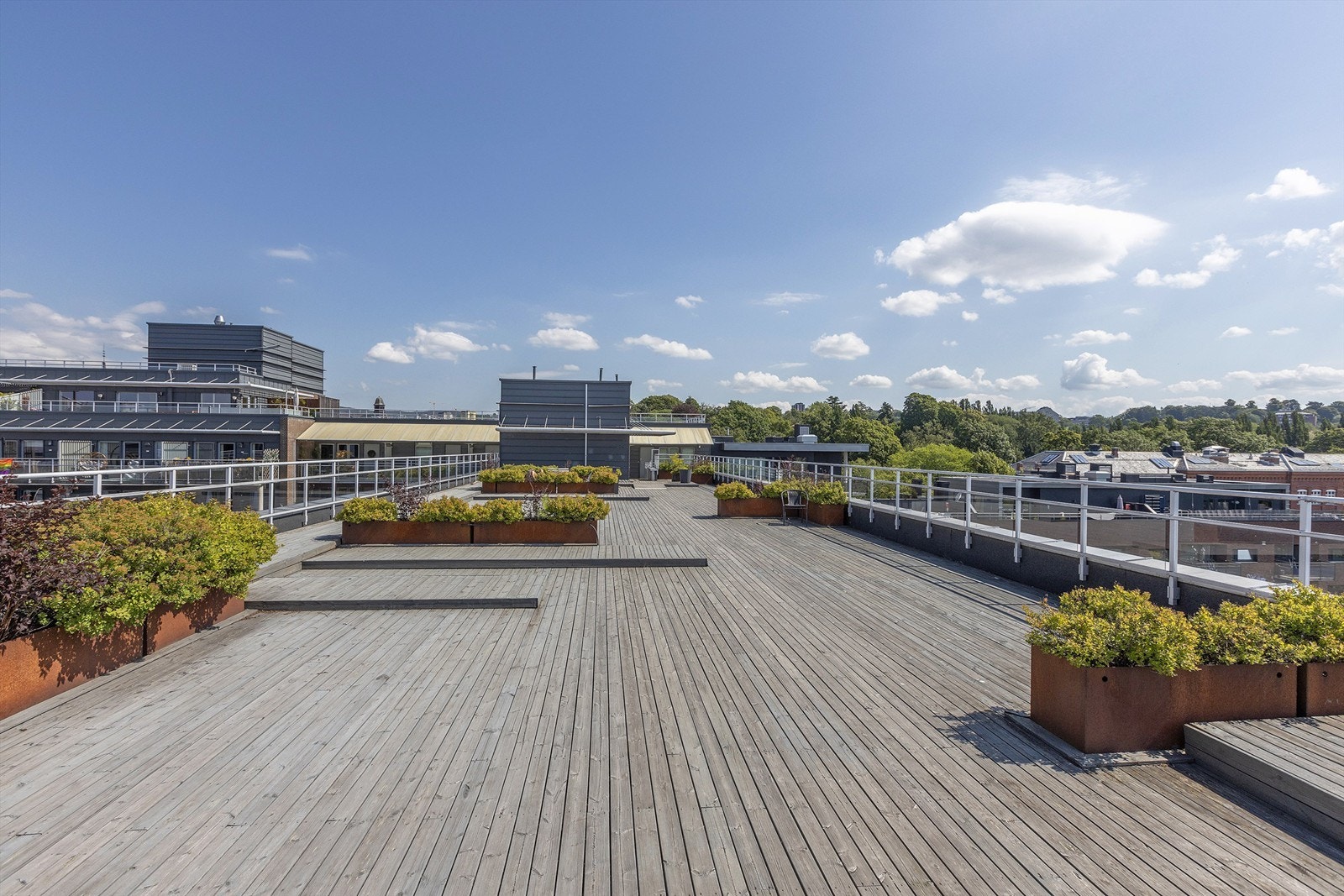 Felles takterrasse med fantastisk utsikt og gode solforhold Galleribilde
