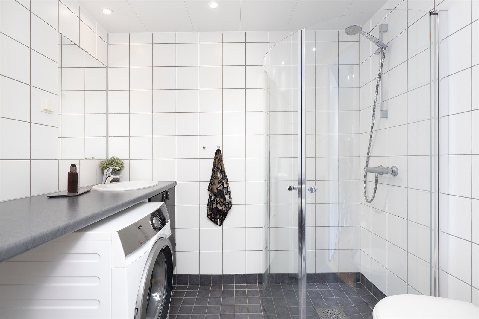 Pent og flislagt bad med gulvvarme. Plass og opplegg til vaskemaskin og tørketrommel Galleribilde
