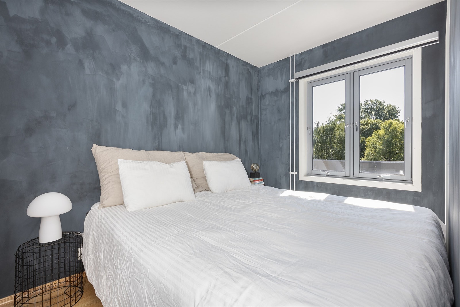 Soverom med plass til dobbeltseng, nattbord og kommode/hylle Galleribilde
