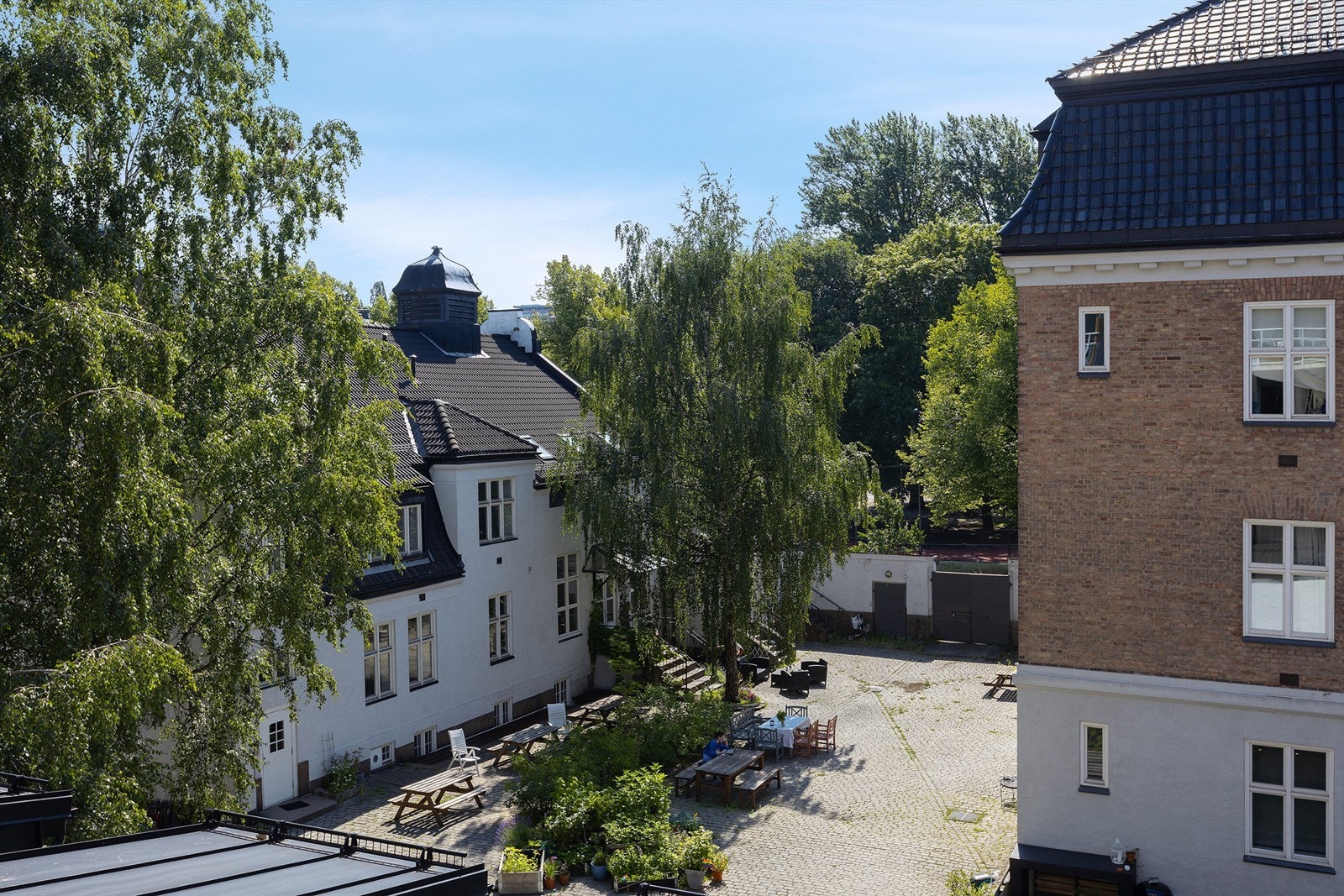Utsikt mot bakgård og park Galleribilde