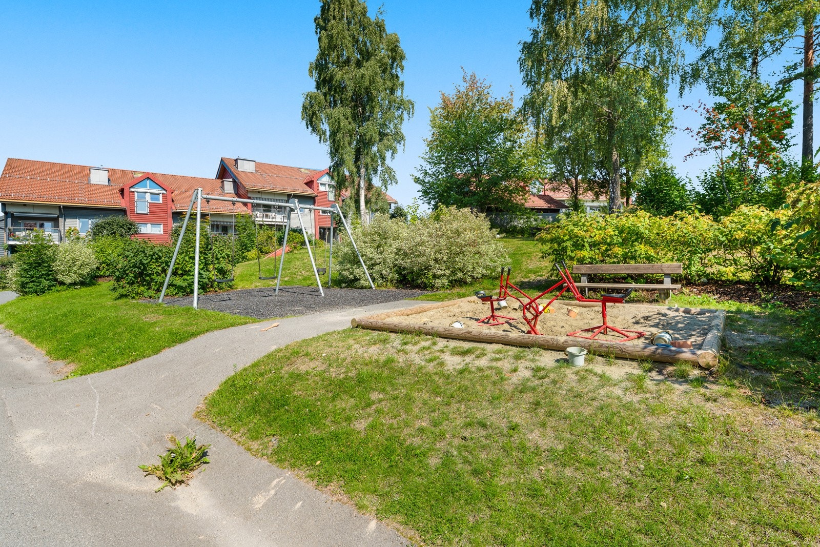 Det er flotte fellesarealer rundt sameiet. Fellesarealene eies av Hiltonåsen huseierforening.. Galleribilde