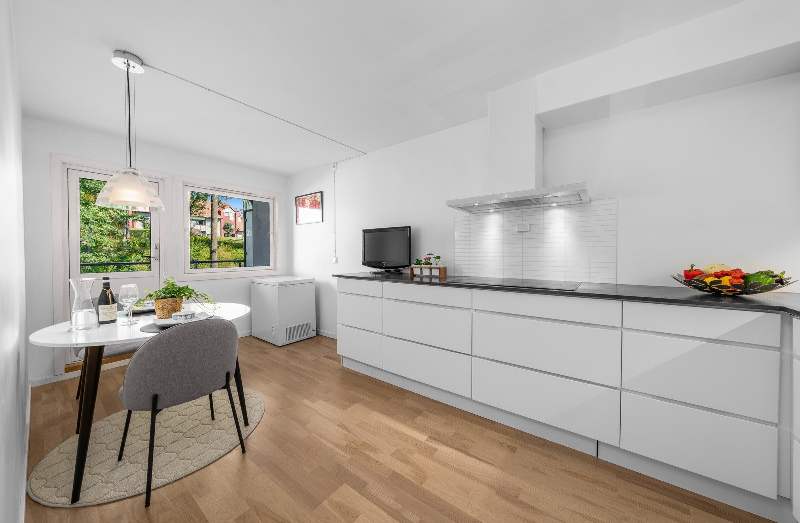 Videre er kjøkkenet innredet med kum i rustfritt stål, stekeovn, platetopp, kjøl/fryseskap og oppvaskmaskin, der alle nevnte er integrert. Galleribilde