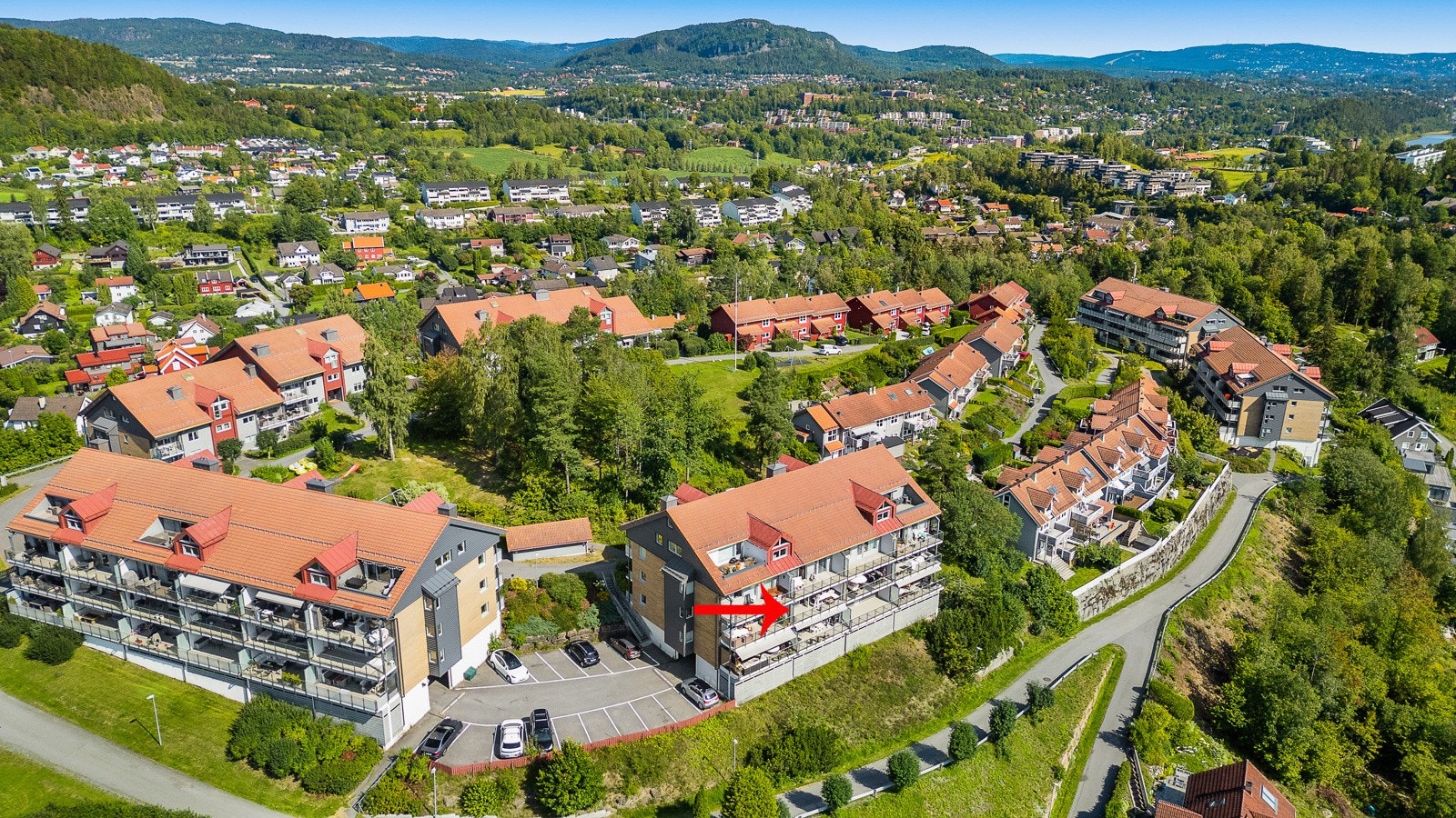 Området byr på gode muligheter for både barnehager og skoler, med nærmeste barnehage "Sollia barnehage" kun 800 meter unna leiligheten. Galleribilde