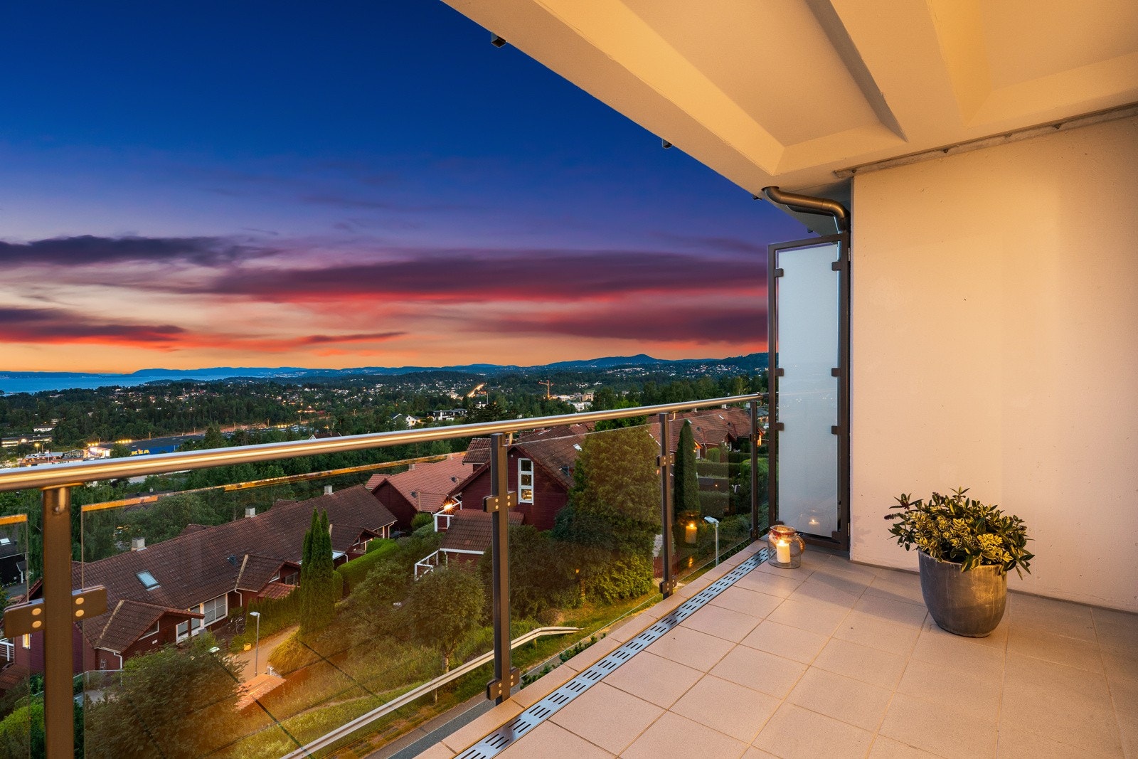 På 15 kvm så er det god plass til utemøblement, grill, med mer. Galleribilde