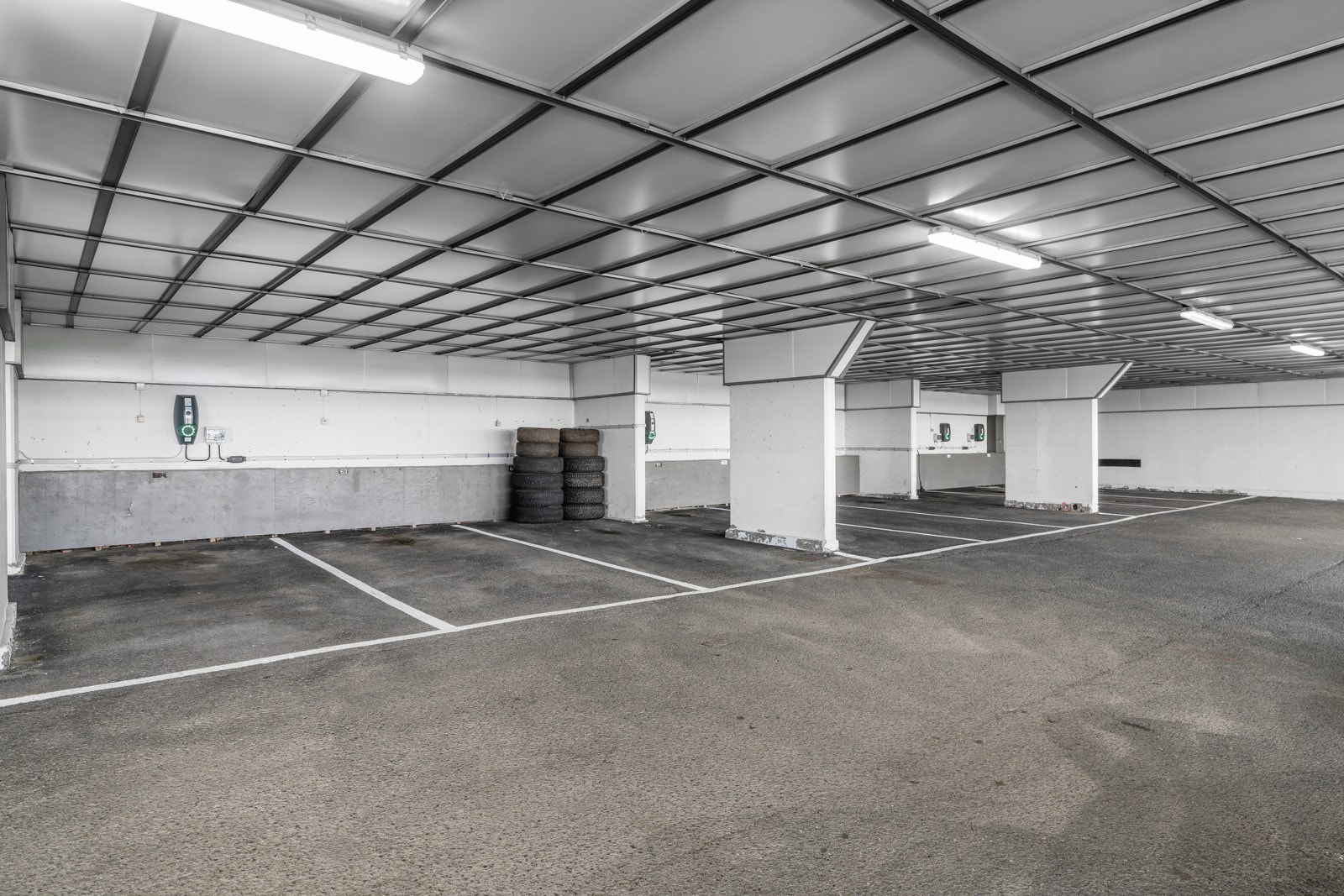 Garasjeplass med elbillader medfølger. Galleribilde