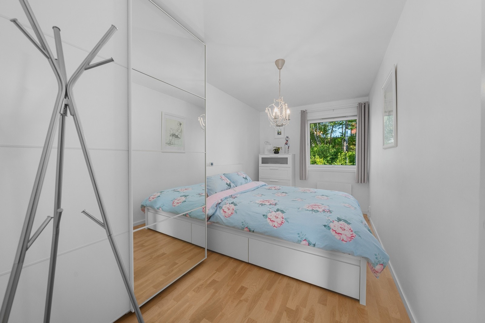 Det er videre to soverom og ett innredet rom. Soverommene er av god størrelse. Galleribilde