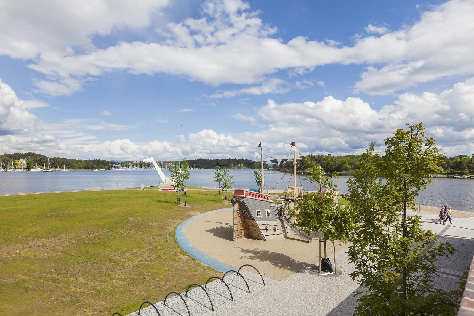 Kadetttangen og Kalvøya med badeplasser og strender. Galleribilde