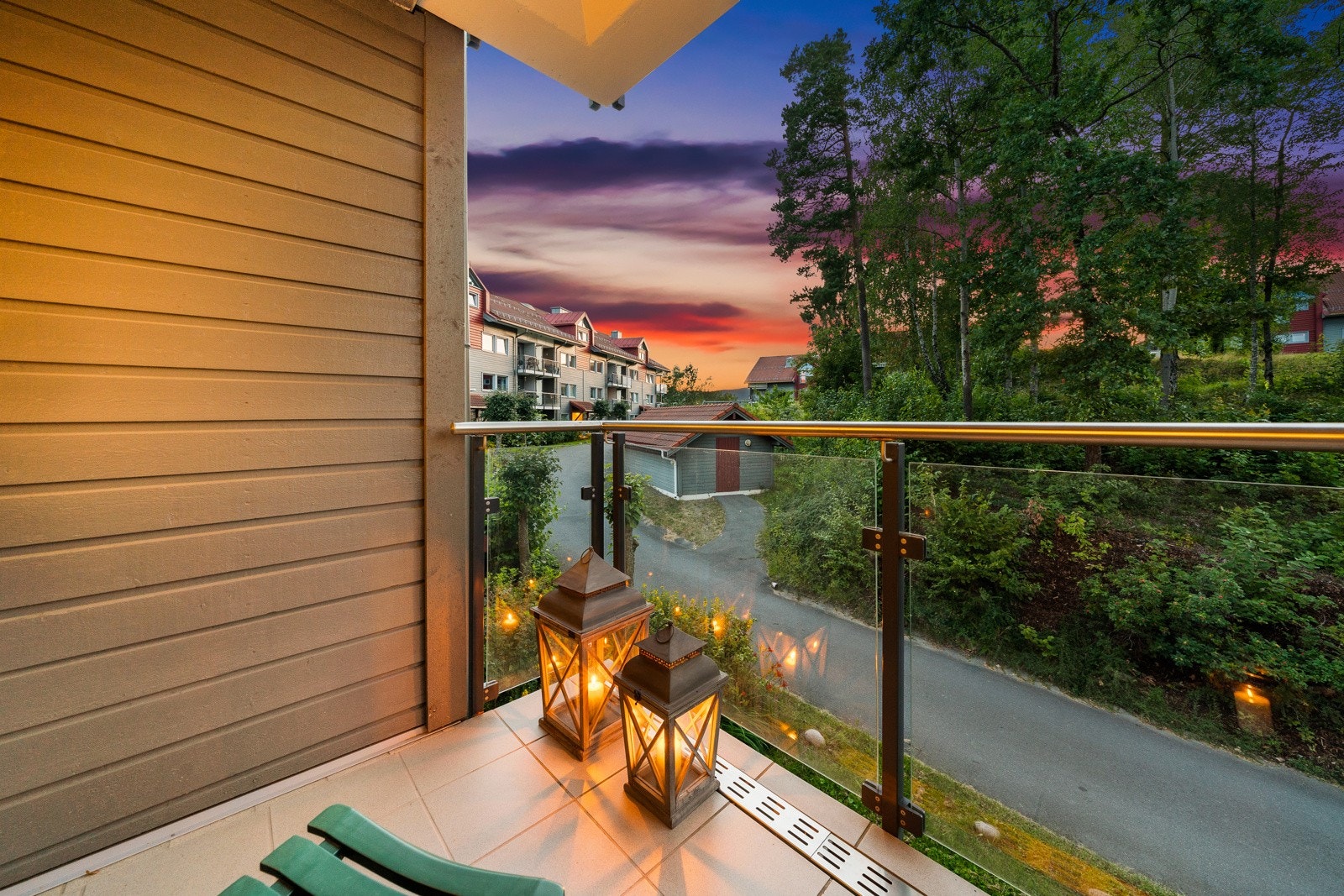 Videre er balkongen på kjøkkenet overbygd og kan by på kveldssol og fint utsyn. Galleribilde