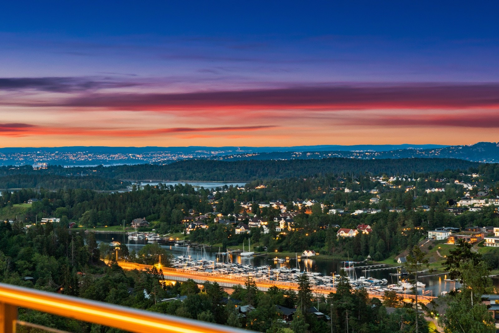 Balkongen vender mot sydøst og byr på flott utsikt over Nesøya og Oslofjorden. Galleribilde