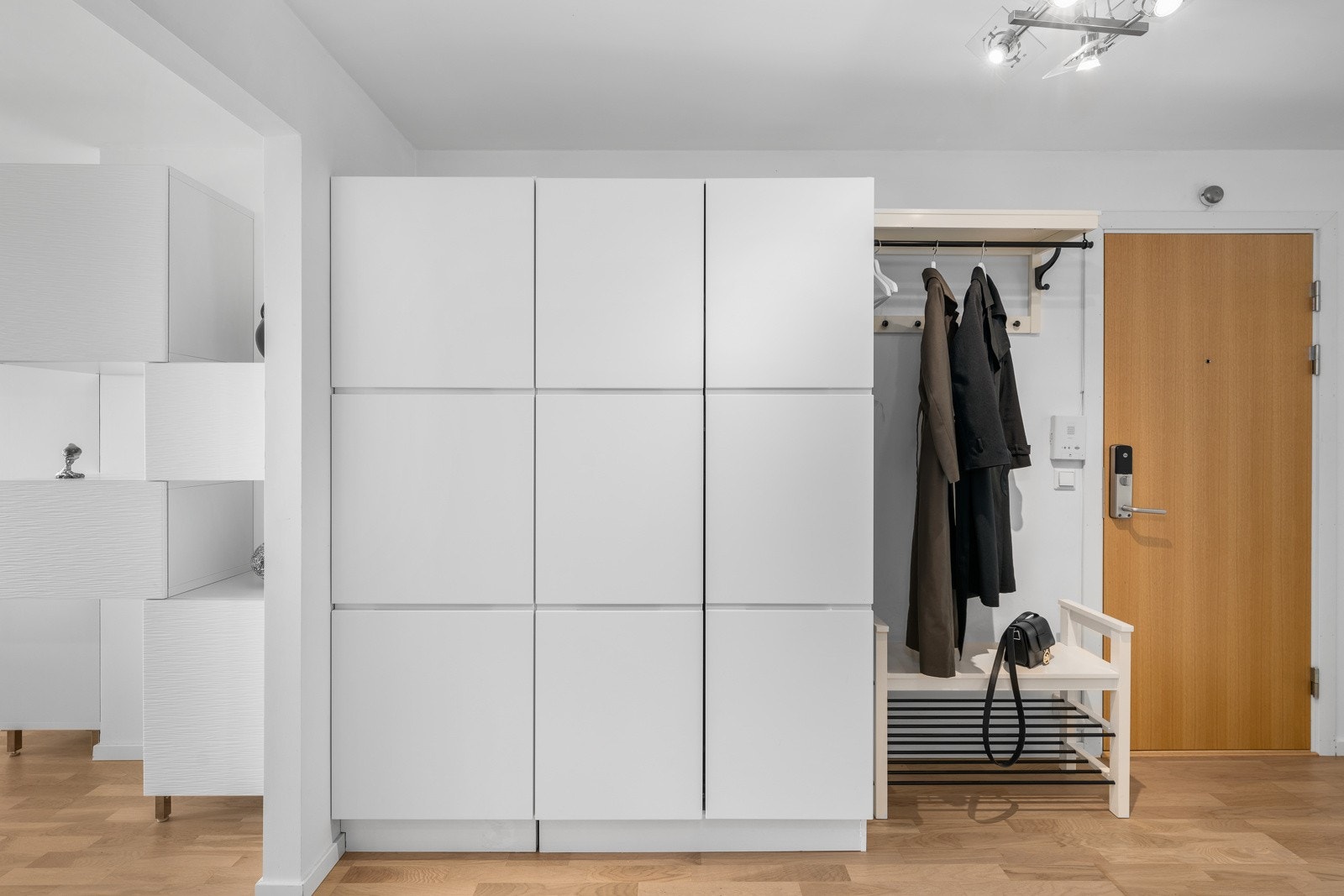 Inngangspartiet er av god plass, med gode plassmuligheter til både skap og hyller. Her er det et garderobeskap som byr på gode oppbevaringsmuligheter. Galleribilde