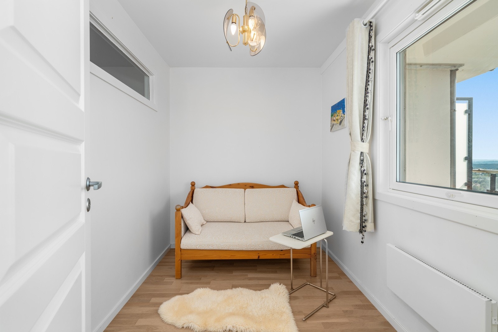 Innredet rom fungerer fint som hjemmekontor. Eier har tidligere brukt dette som gjesterom. Galleribilde