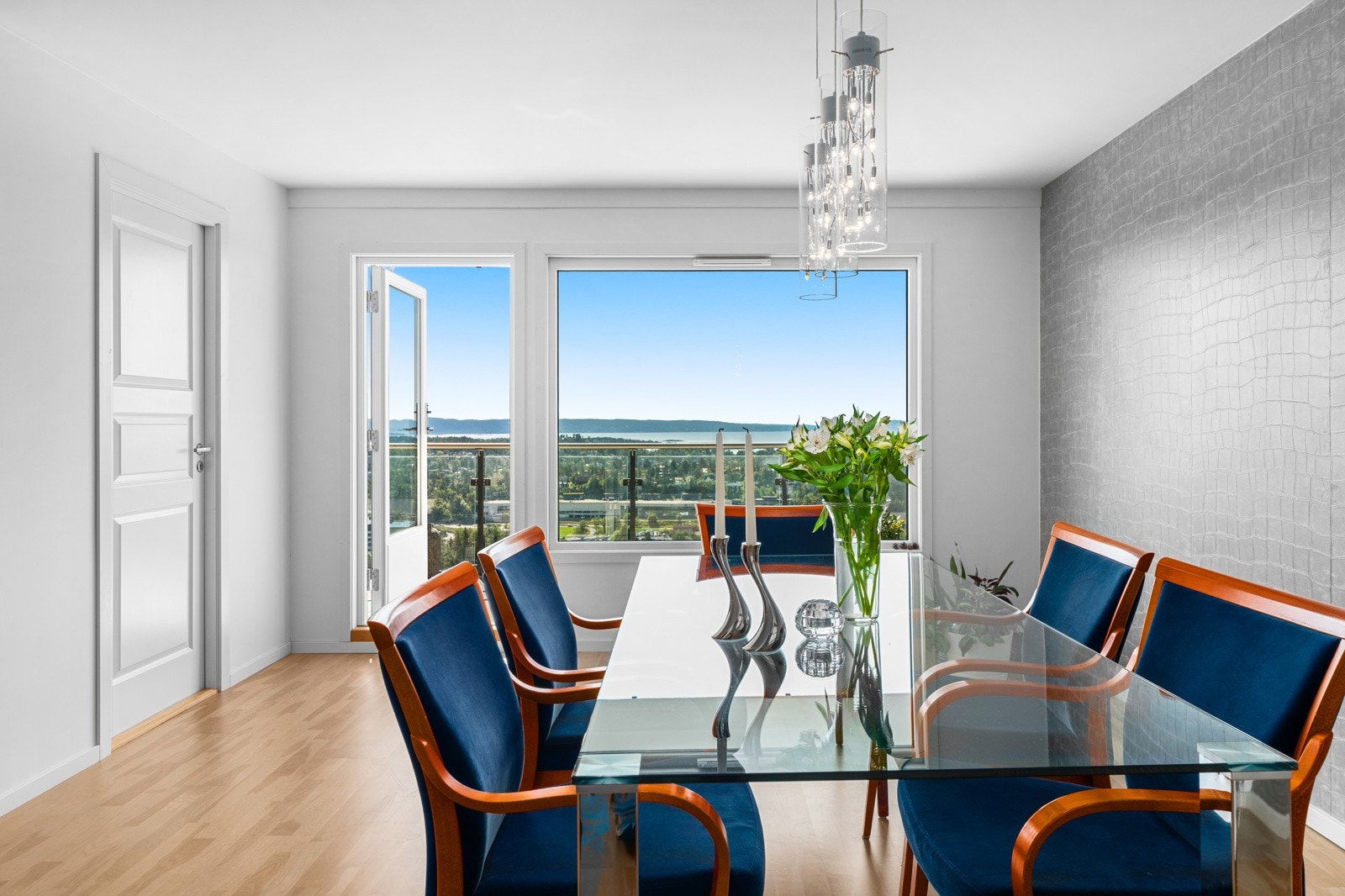 Stor vindusflate sørger for rikelig med lys og luft i rommet. Det er en helt egen følelse å komme inn i dette rommet som må oppleves. Galleribilde