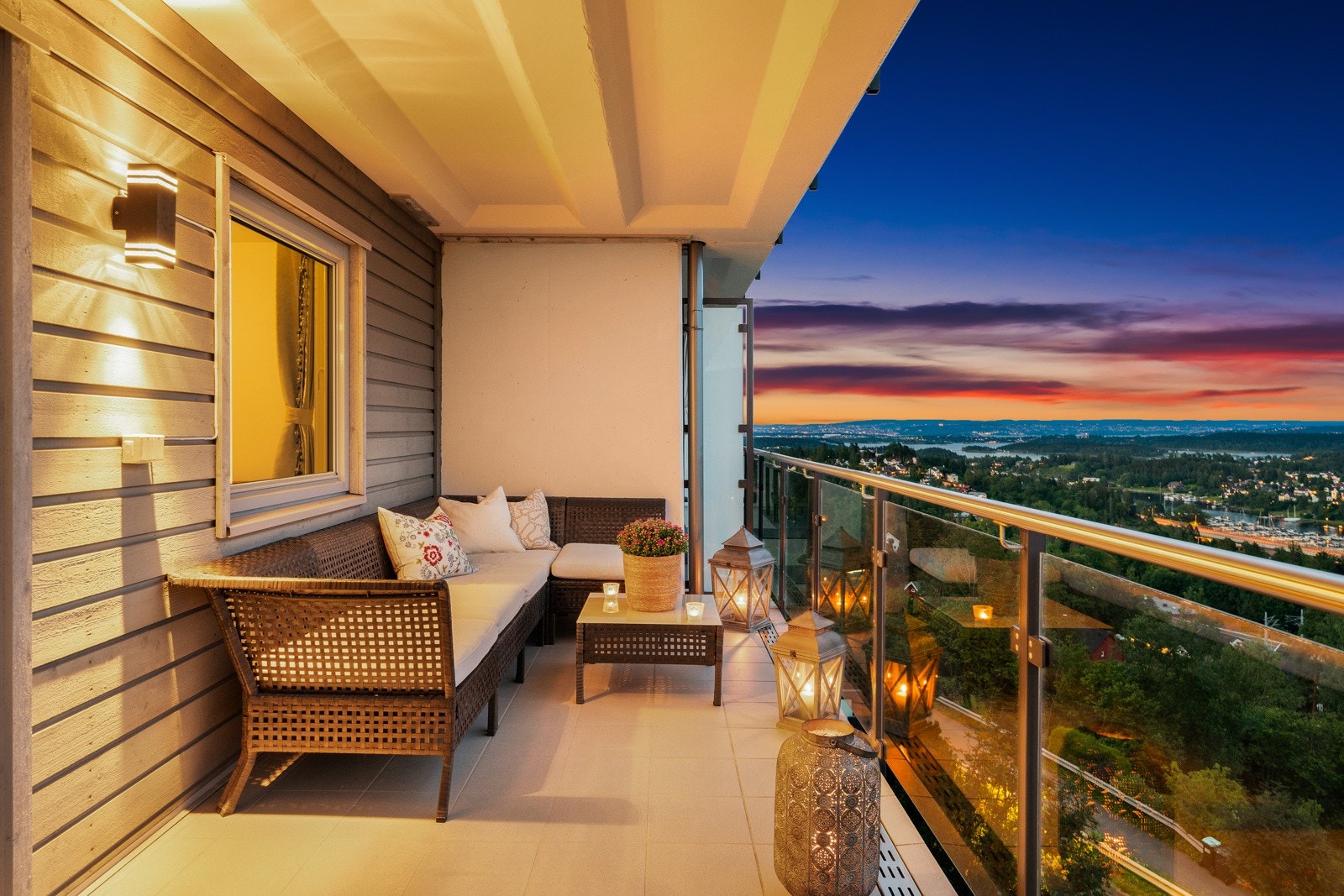 Fra stuen er det utgang til en herlig balkong på hele 15 kvm. Galleribilde