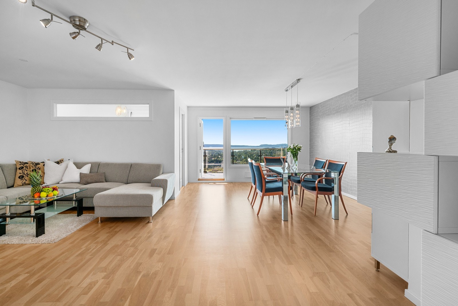 Boligens hjerterom er en stor stue med flotte lysforhold. Galleribilde