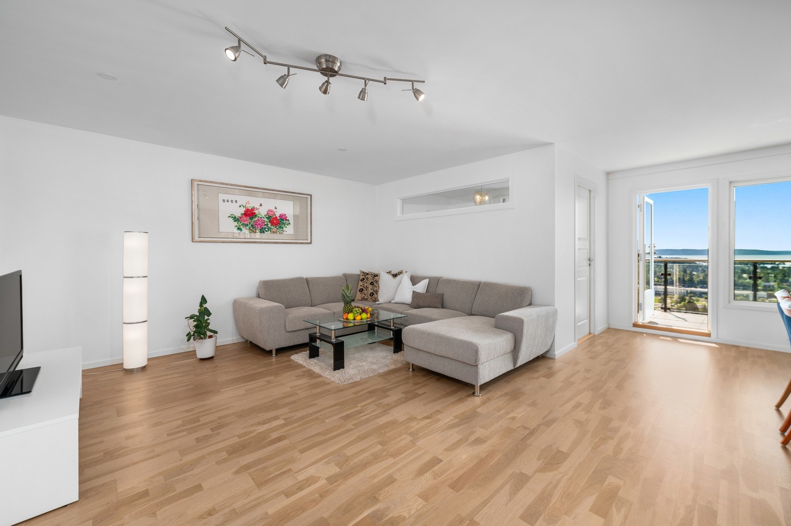 Fellesutgifter som inkluderer: Bl.a. bygningsforsikring, kommunale avgifter,TV og evt. bredbånd, betjening av andel fellesgjeld (avdrag og renter), drift og vedlikehold samt forretningsførsel. Galleribilde