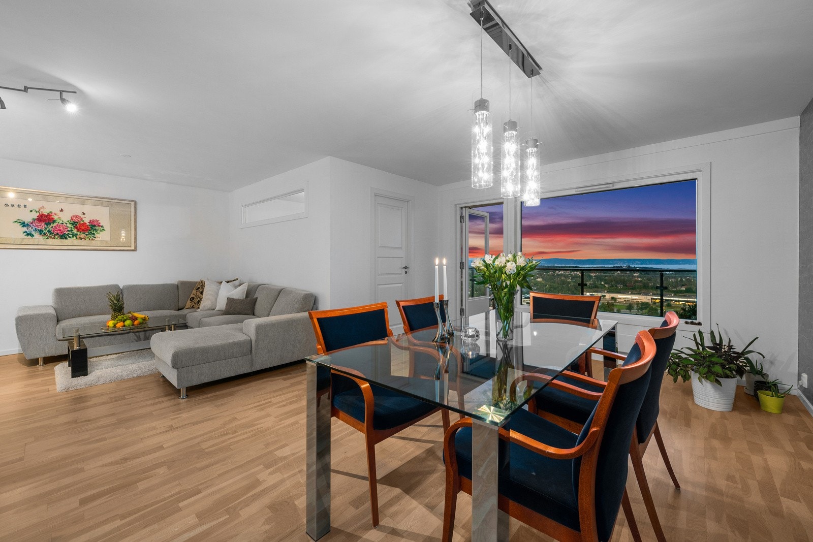 Boligen har en gjennomgående planløsning med 2 balkonger samt en god innflytningsklar standard. Galleribilde