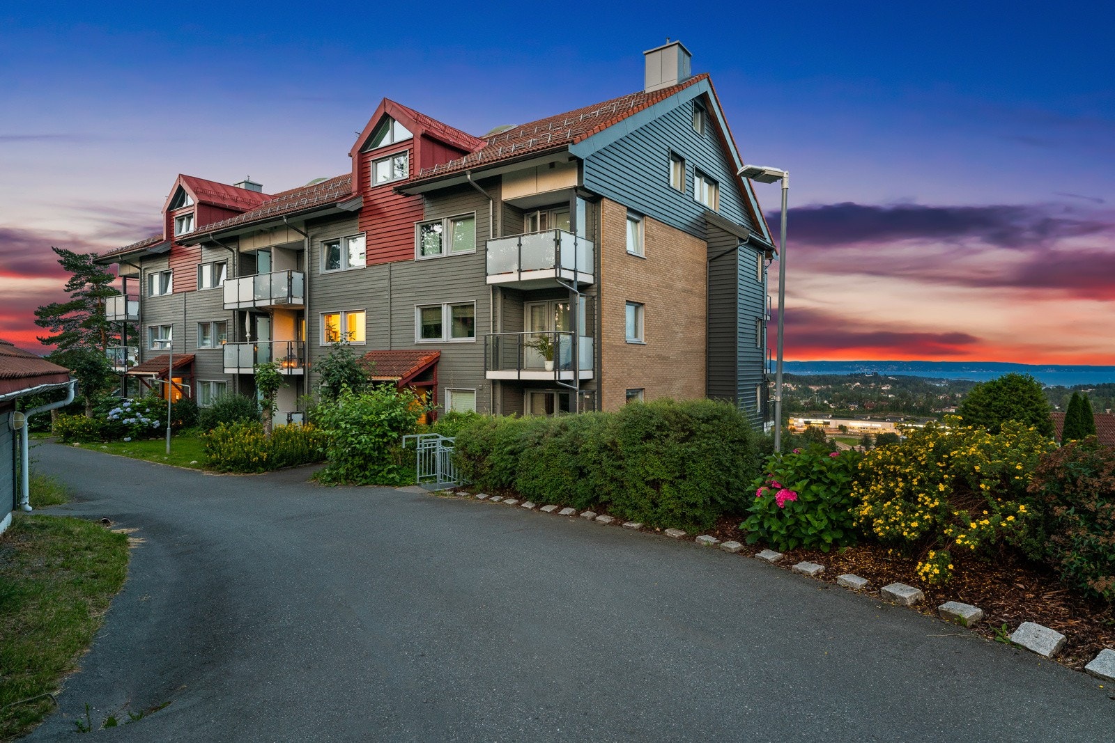 Boligen er ligger i 2.etasje i et veldrevet boligsameie. Galleribilde