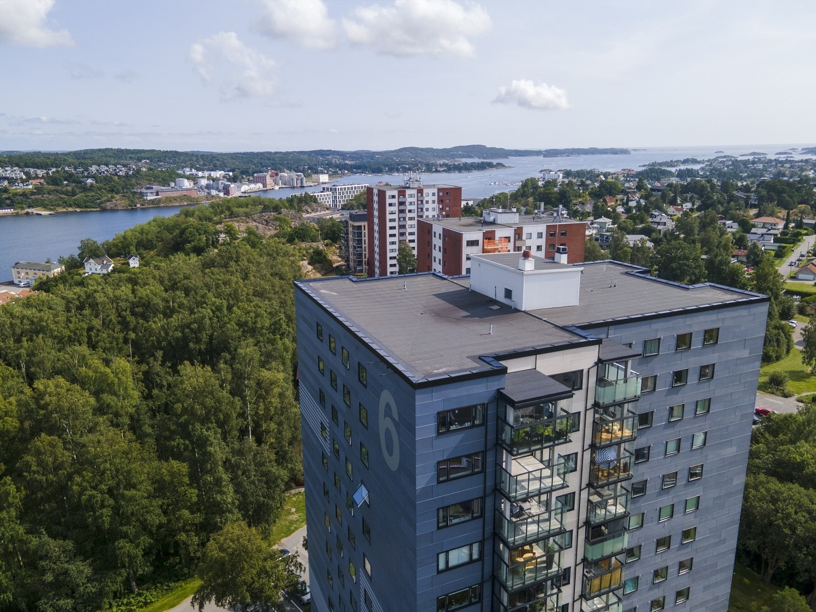 Gården har nylig fått rehabiliterte fasader, blitt etterisolert, utvidede balkonger samt nye vinduer og balkongdører Galleribilde