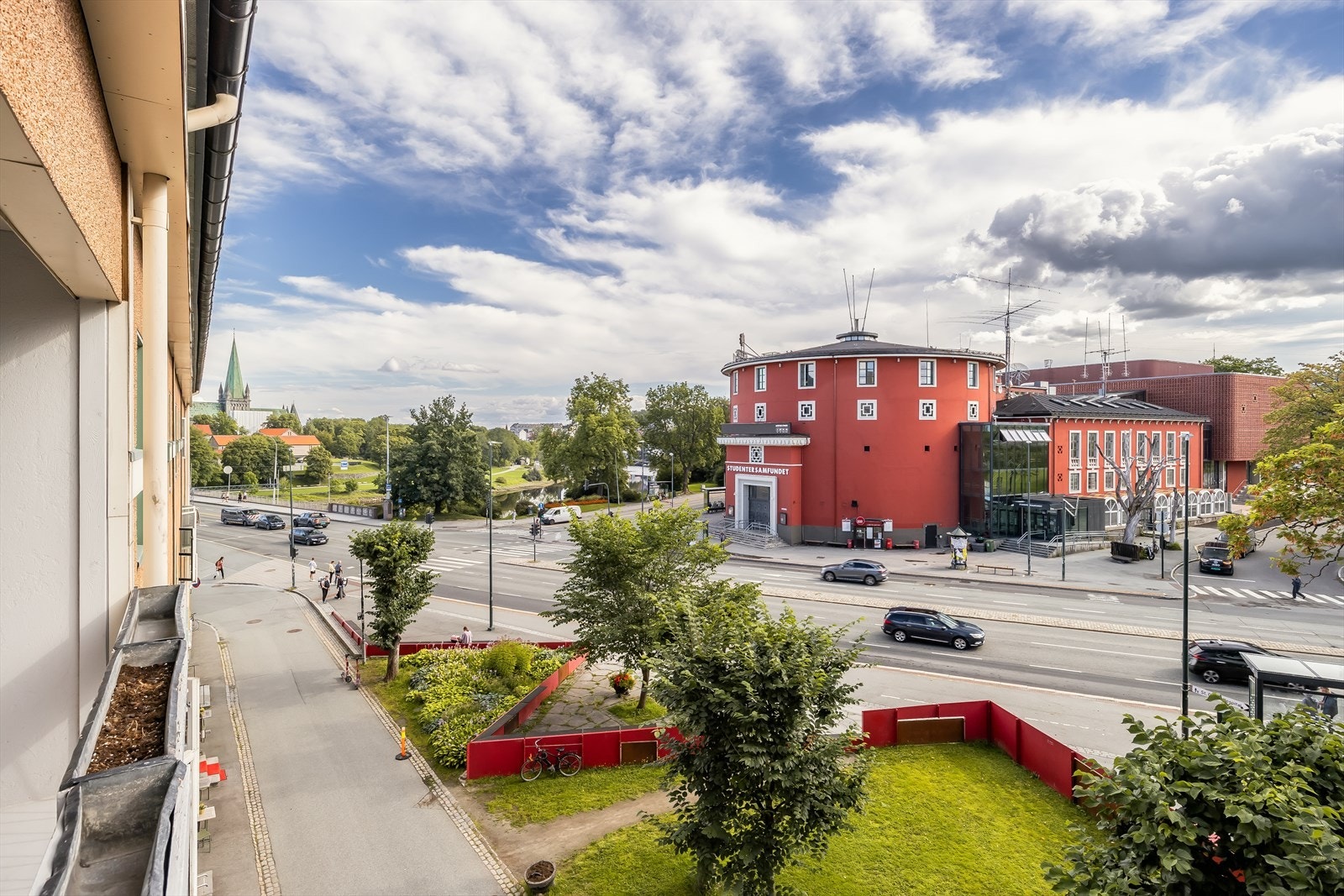Fra leiligheten ser man Samfundet og flotte Nidarosdomen. Galleribilde