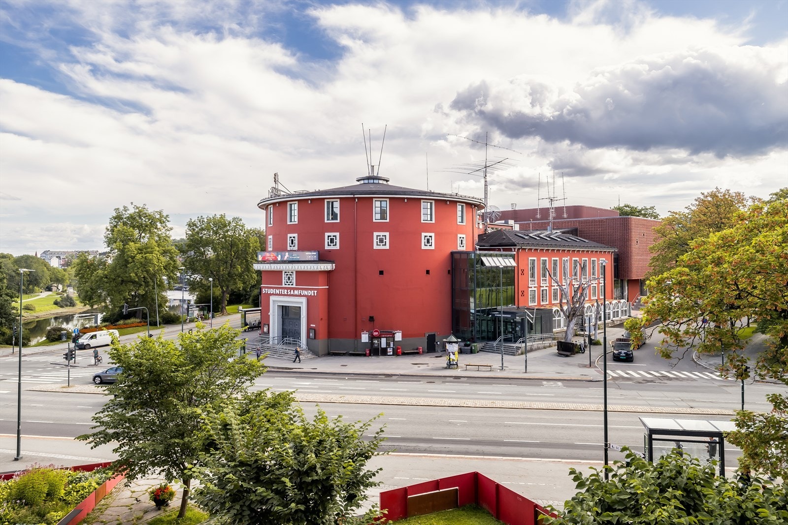 Studentersamfundet ligger rett over veien for leiligheten. Samfundet er et populært samlingssted for byens studenter, og arrangør for flere ulike arrangementer gjennom skoleåret. Galleribilde