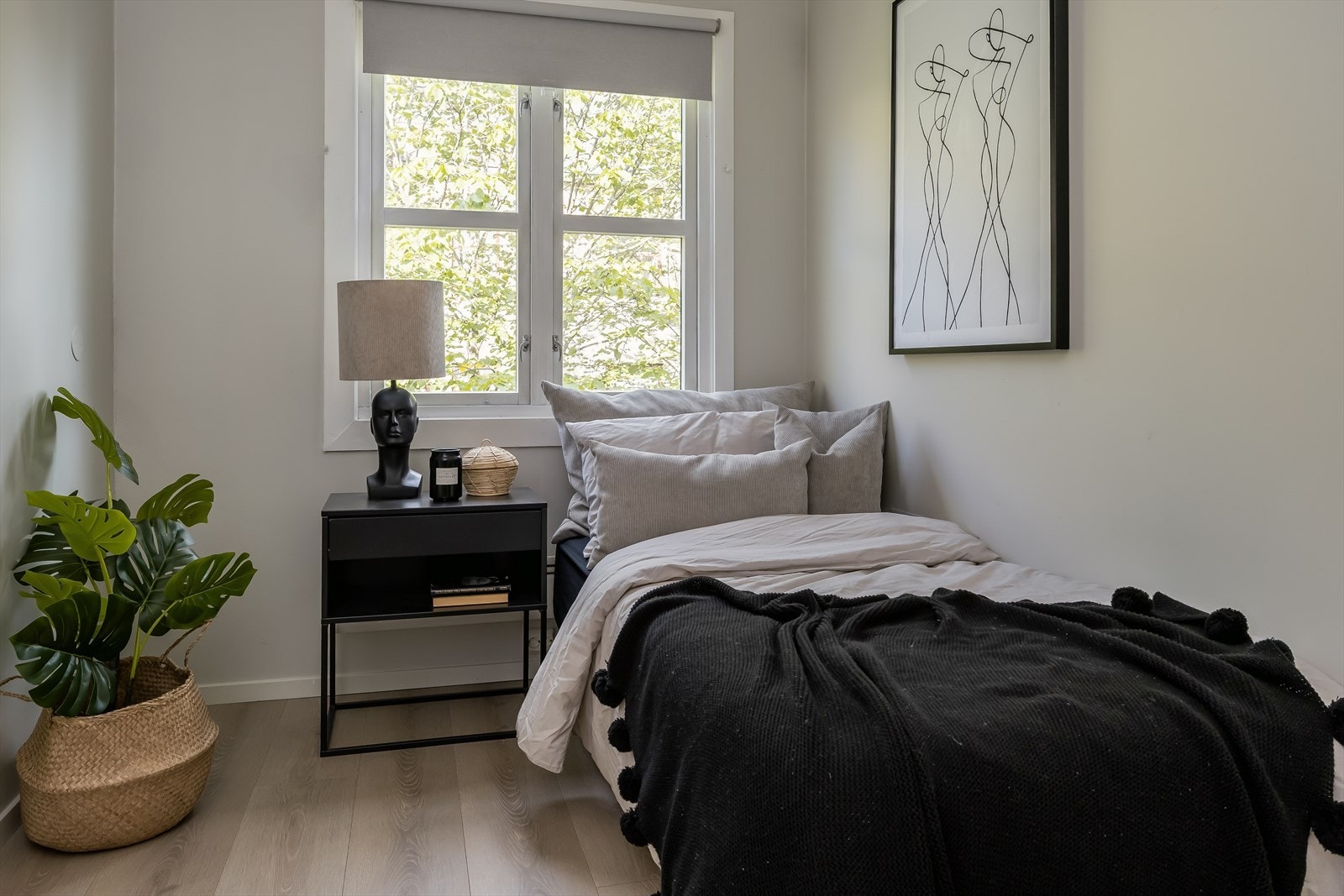 Her er det plass til blant annet dobbeltseng og skrivepult. Galleribilde