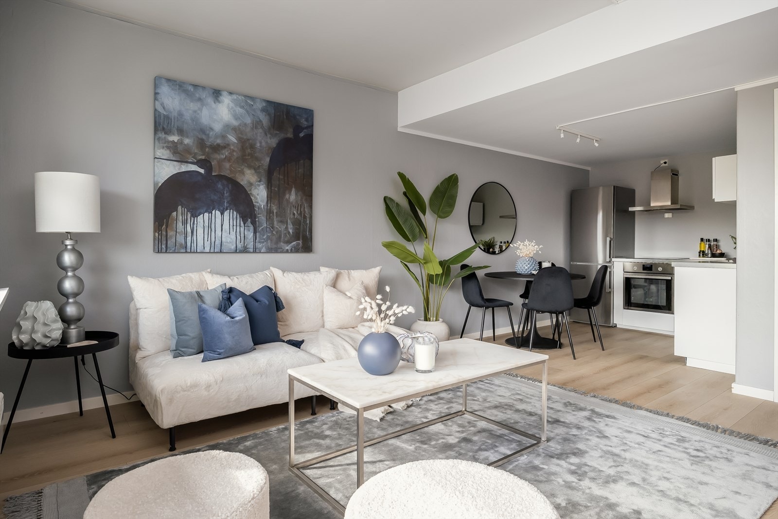 Leiligheten byr på en romslig og åpen stue- og kjøkkenløsning på 24,1 m². Galleribilde