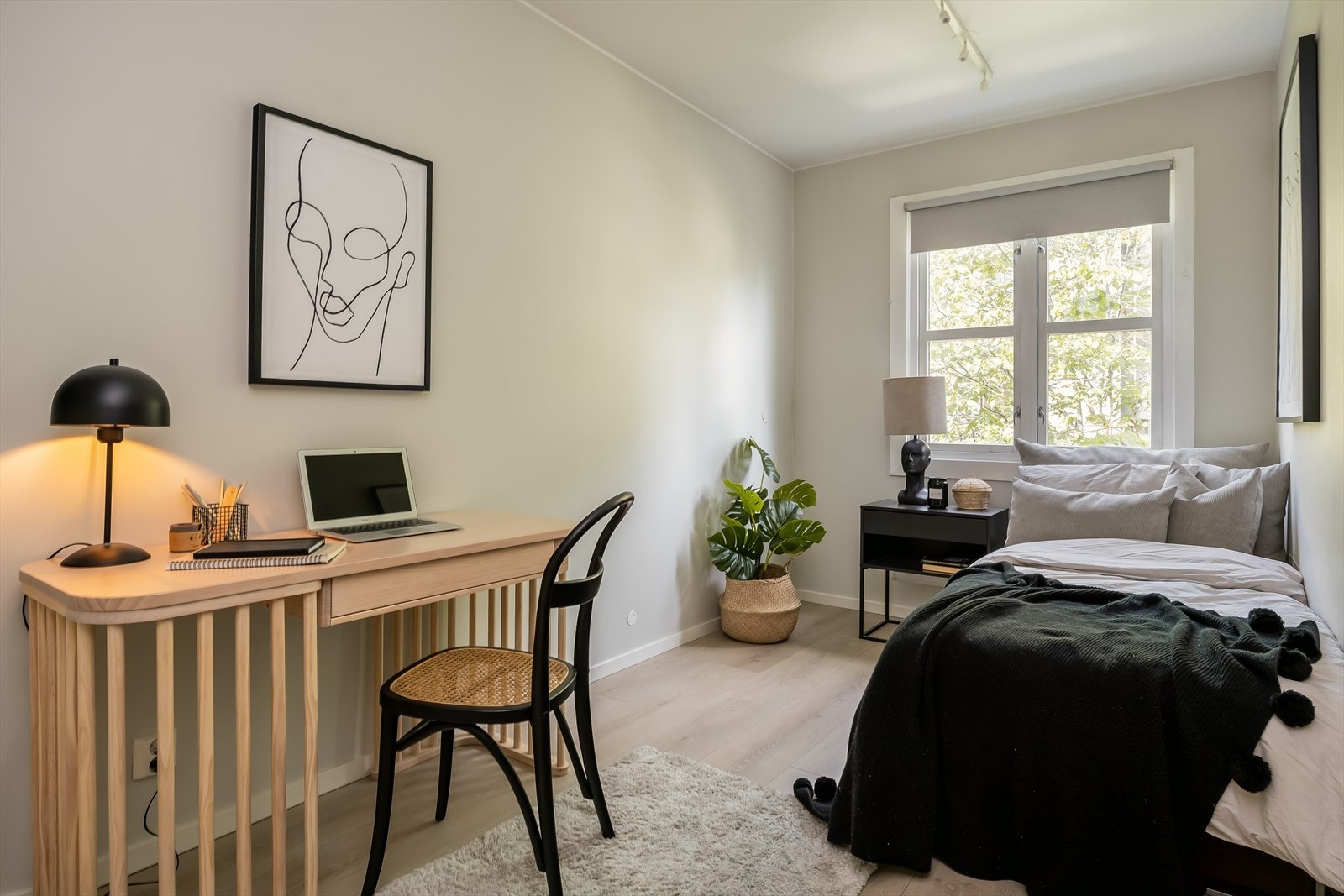 Leiligheten har 3 soverom. Dette er det største på 10 m² og det ligger vendt mot bakgård. Galleribilde