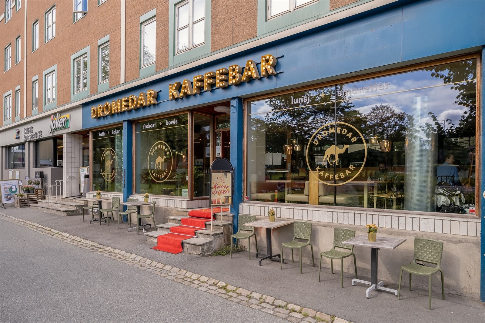 I byggets 1. etasje ligger Joker, som har søndagsåpen, samt Dromedar kaffebar. Galleribilde