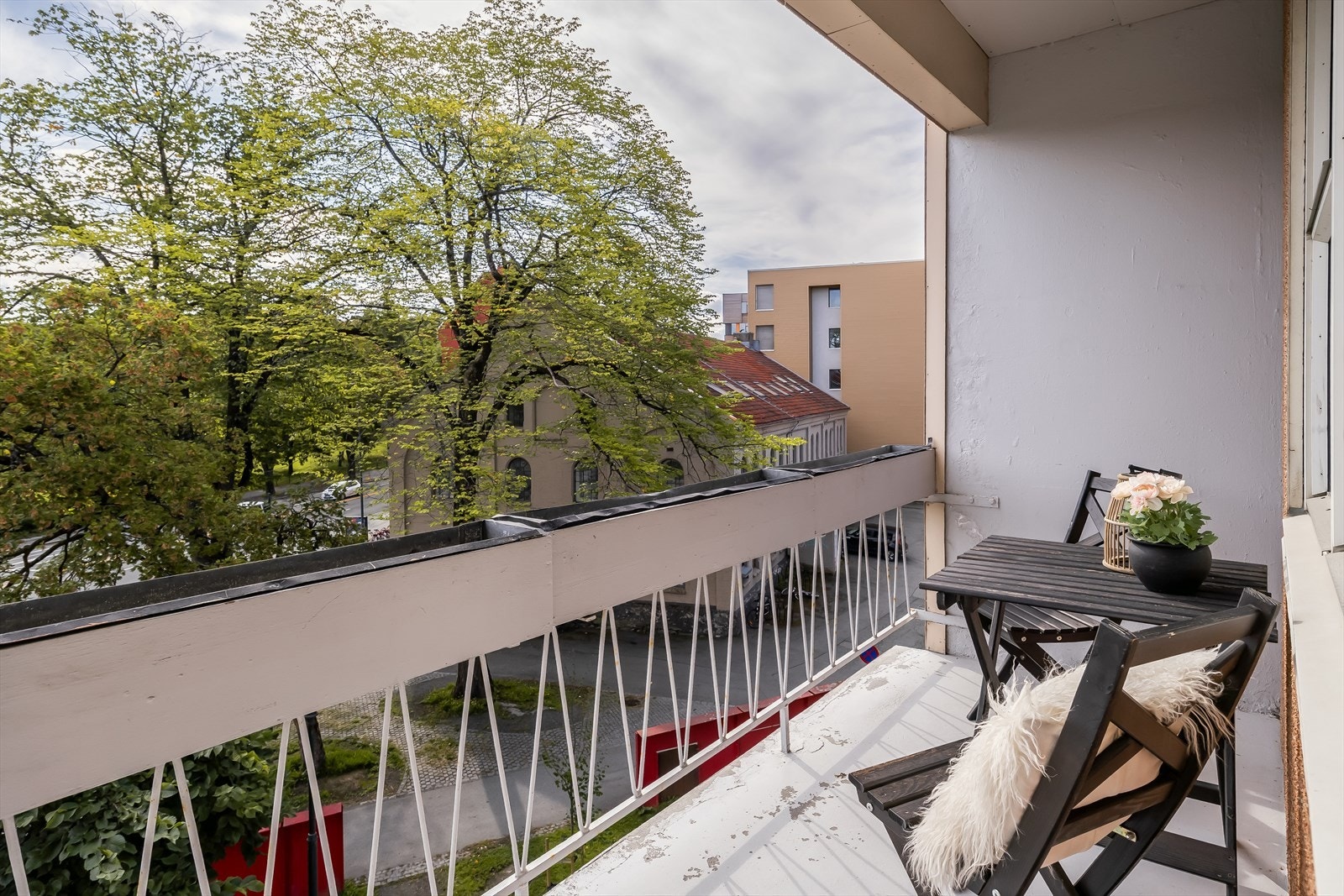 Direkte fra stua ligger leilighetens veranda på 5 m². Verandaen ligger østvendt og har morgen- og formiddagssol. Galleribilde