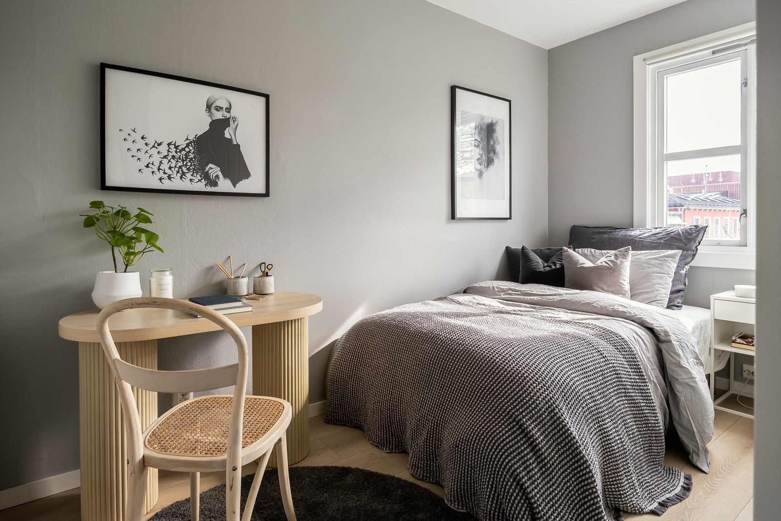 Også her er det plass til dobbeltseng og skrivepult. Galleribilde