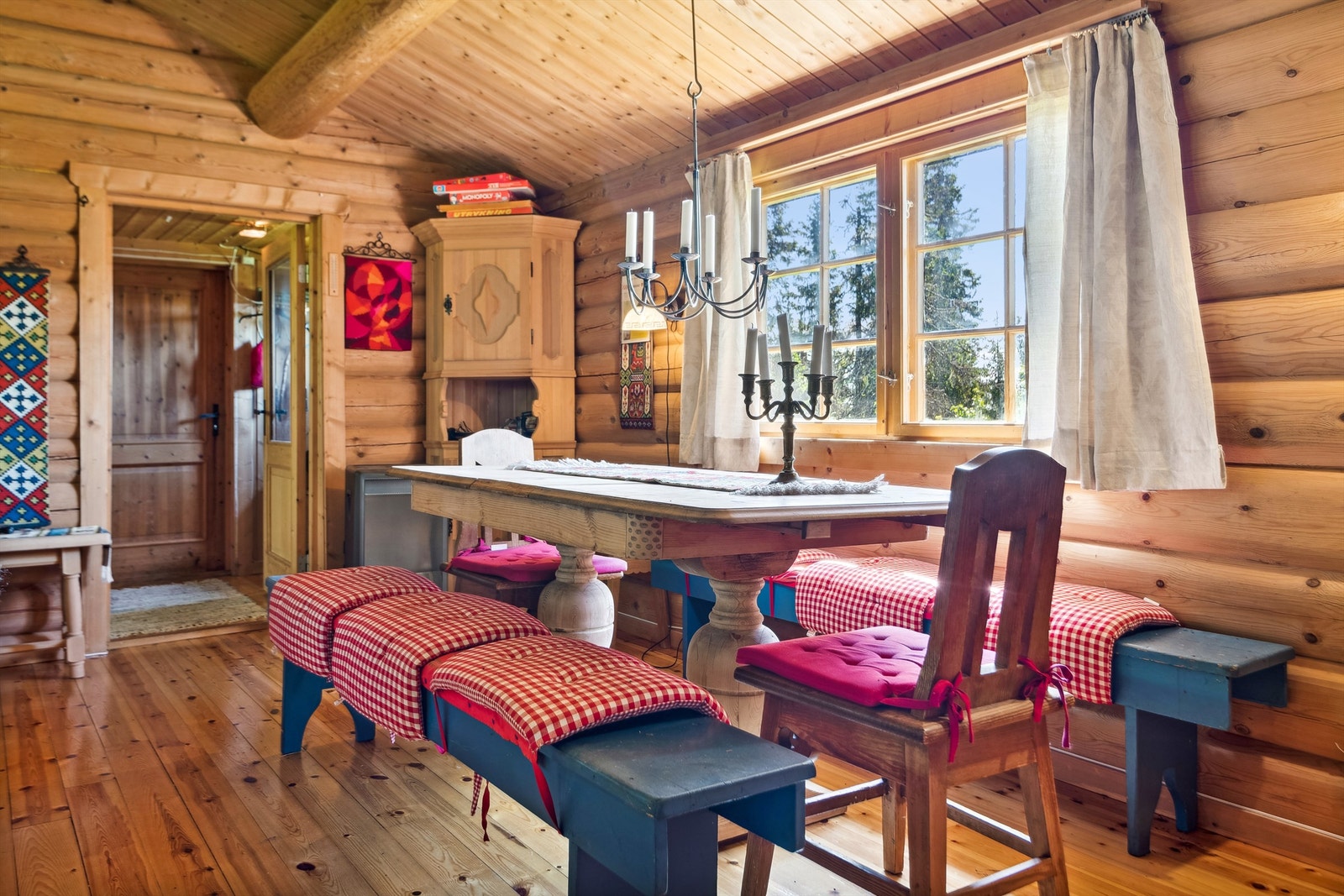 Romslig spiseplass i stuen. Galleribilde