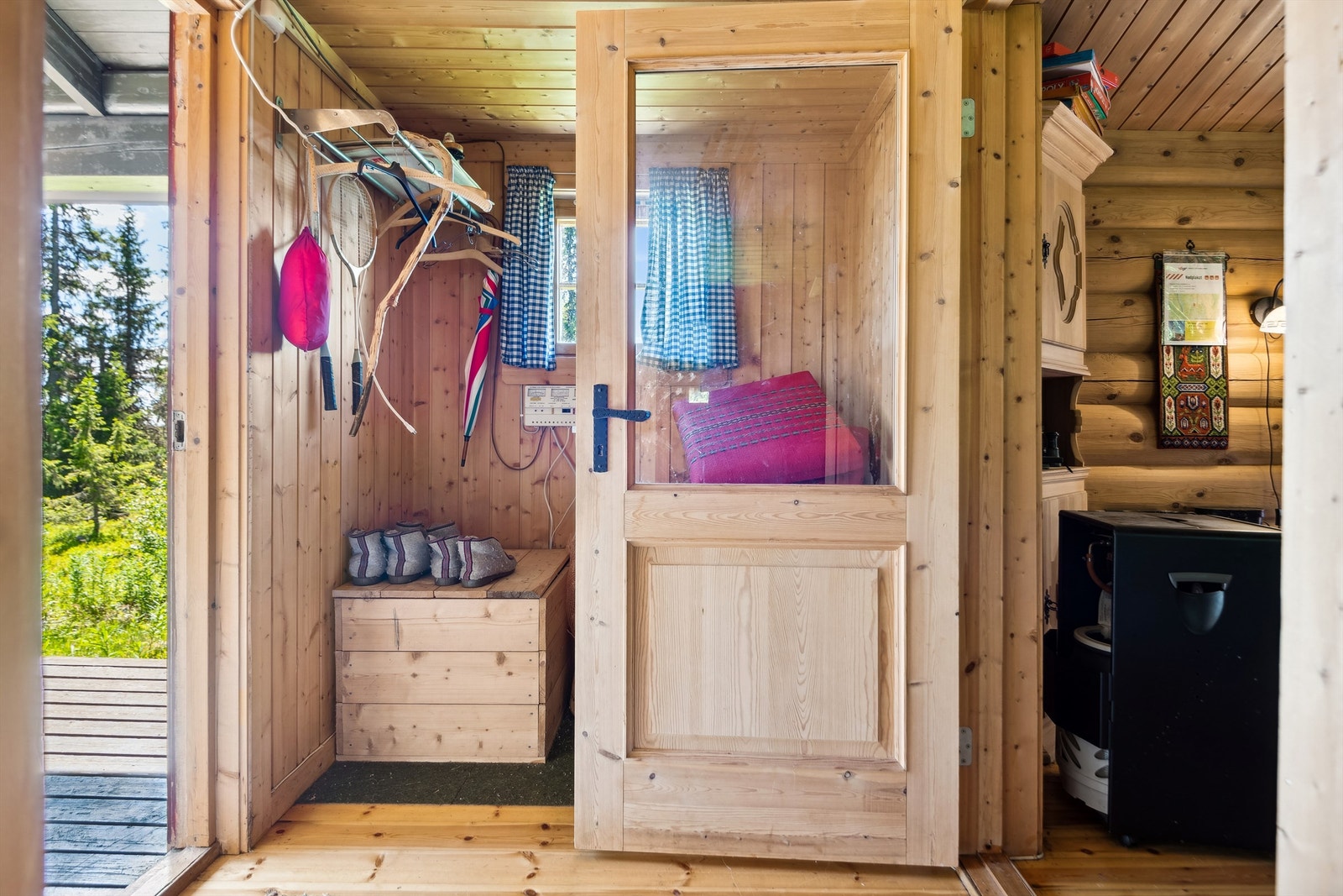 Gang/vindfang med garderobeplass. Galleribilde