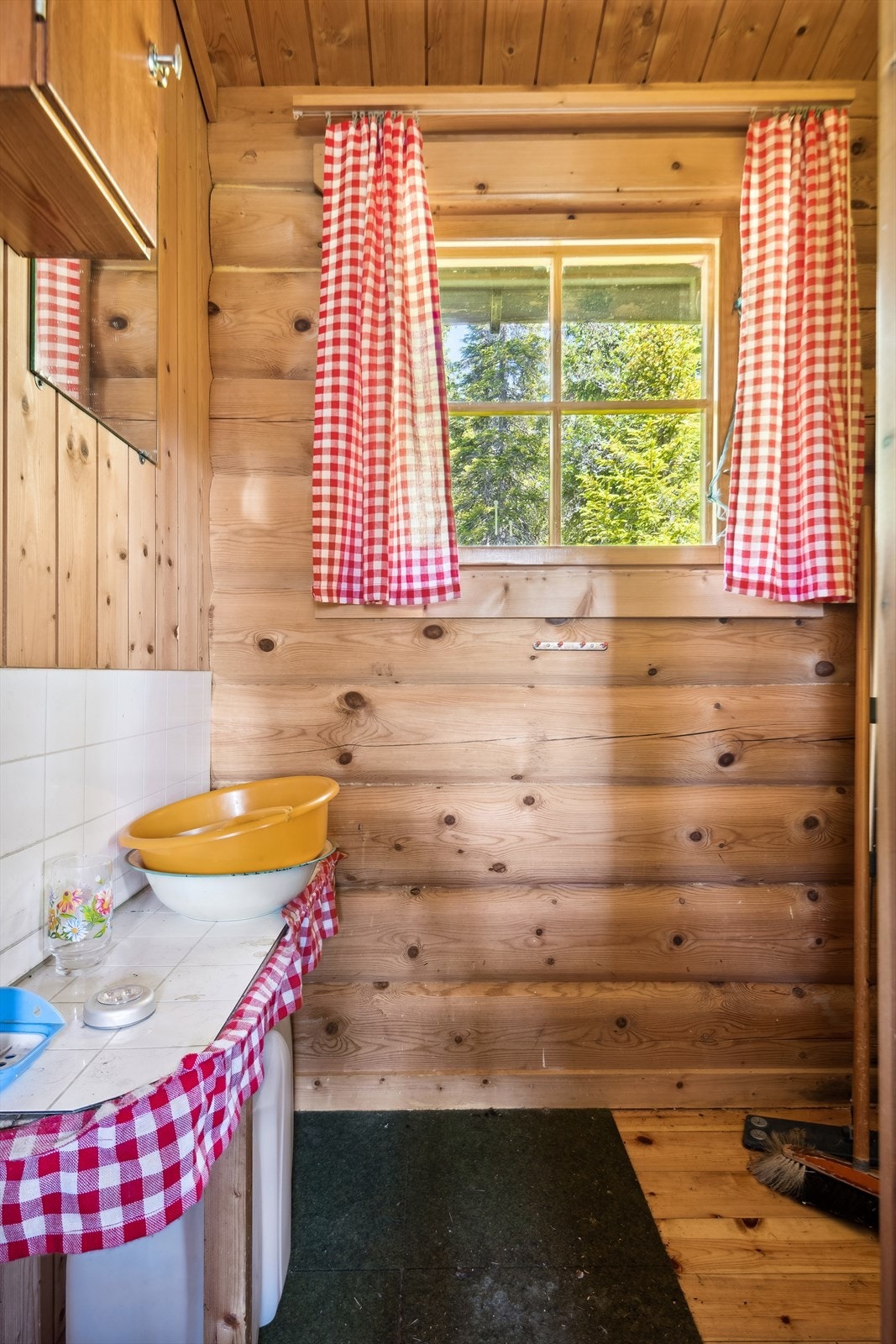 Hygienerom med vaskevannsfat. Ingen vanntilkobling eller avløp. Gråvann må bæres ut. Galleribilde