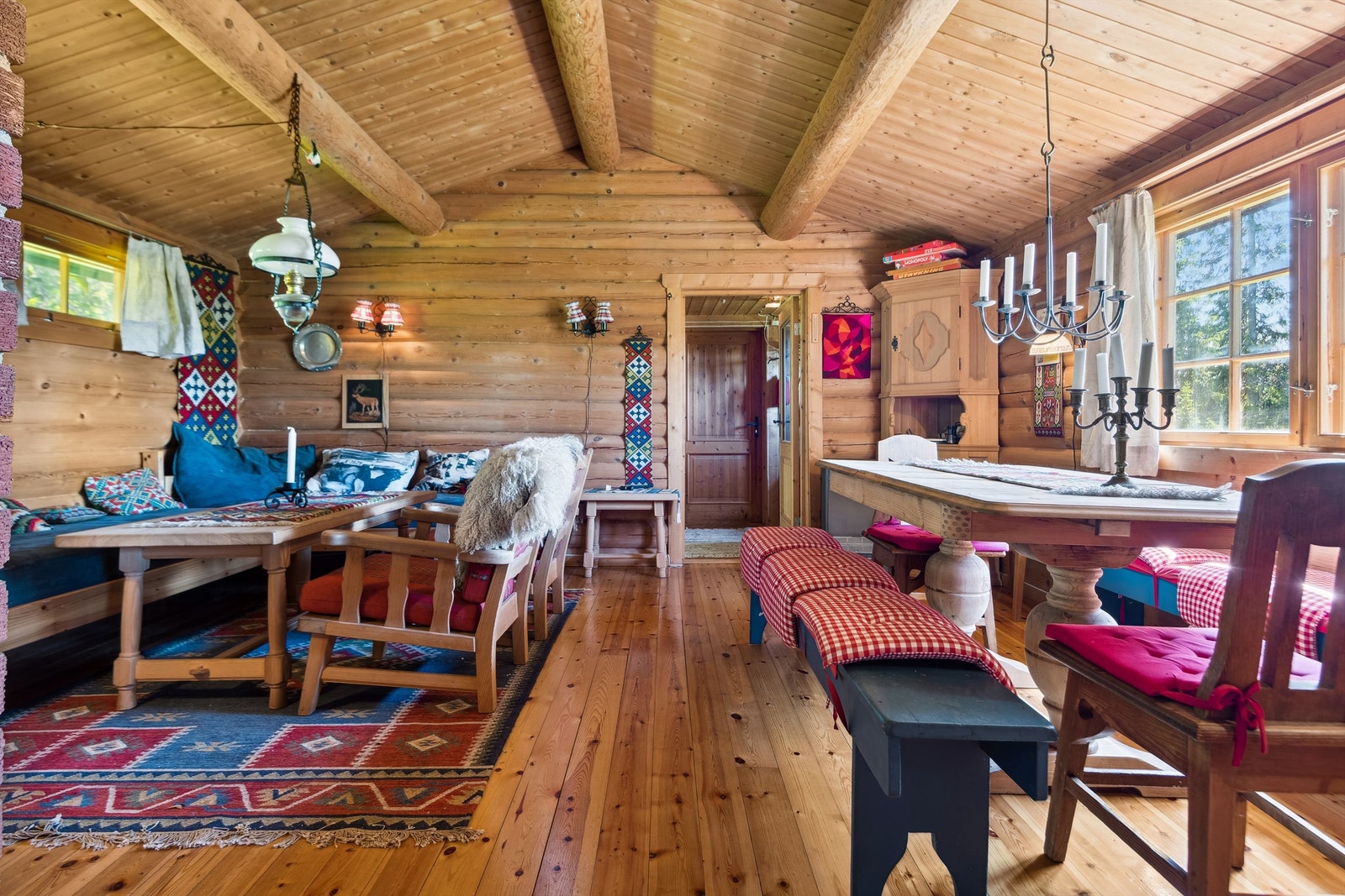 Stue av god størrelse med plass til sofagruppe og spisestue. Galleribilde