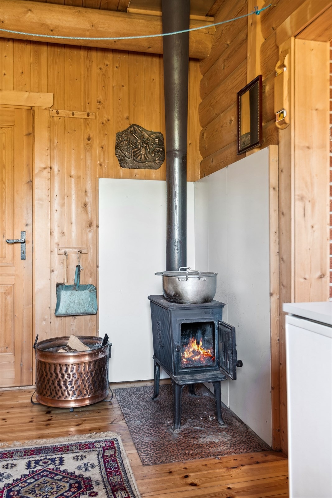 En god vedovn på kjøkkenet. Galleribilde