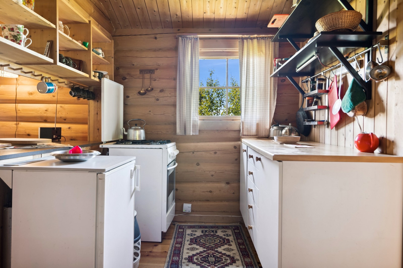 Kjøkken uten vanntilknytning og uten avløp. Propan stekeovn og kjøleskap. Galleribilde