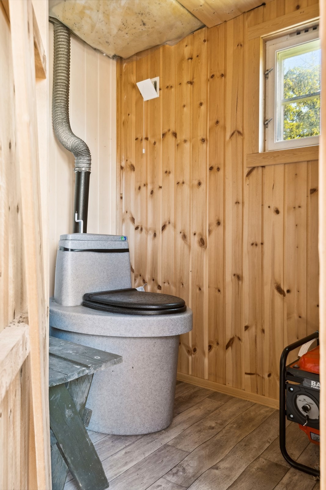 Enkelt uthus med vedbod og utedo. Galleribilde