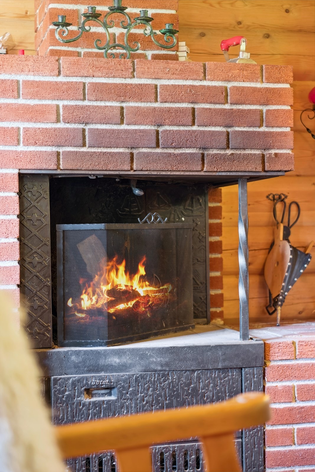 Deilig med fyr i peisen på fjellhytta. Galleribilde