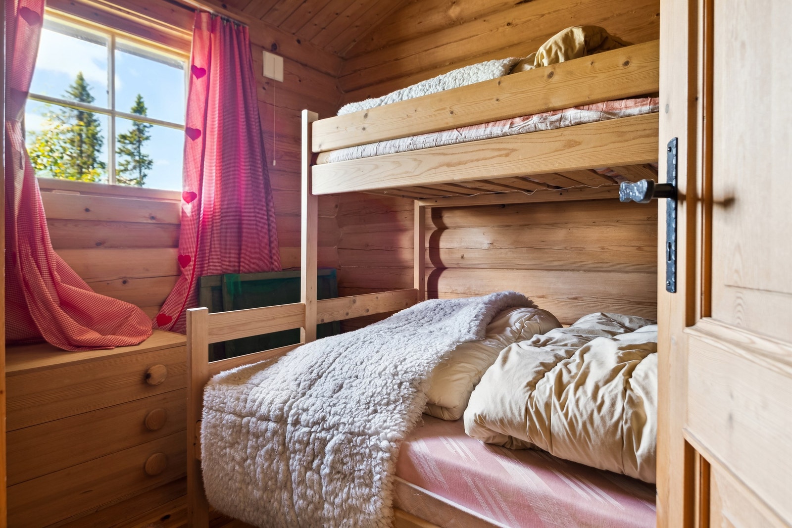 Soverom 1 med familiekøye og 2-3 soveplasser. Galleribilde